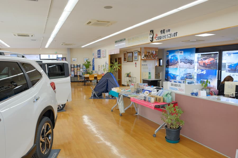 店内に車を展示しています。気軽にご覧ください。